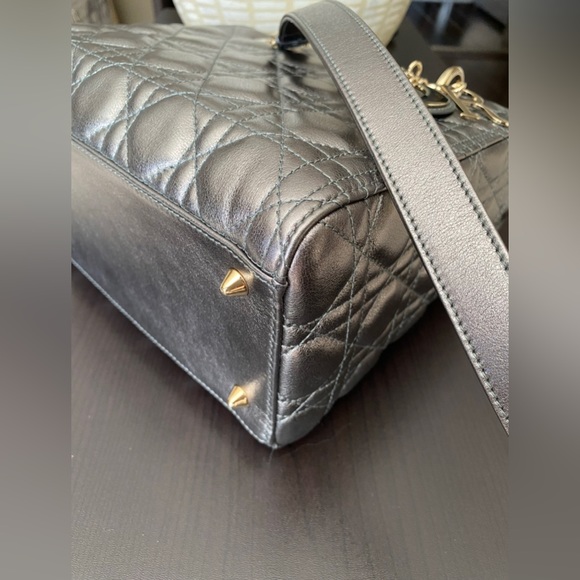 CHRISTIAN DIOR
Metallic Calfskin Cannage Medium Lady Dior
Gunmetal Grey - Picture 7 of 16